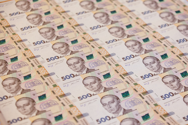 Украину наводнили фальшивые банкноты в 500 гривен: как распознать обман