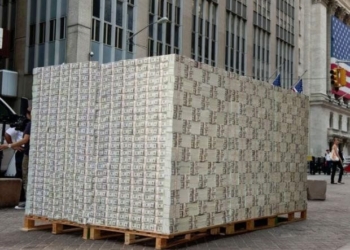 Украинцы скупают валюту тоннами – каждый день страна принимает по самолету с налом