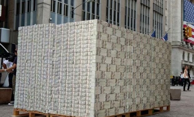 Украинцы скупают валюту тоннами – каждый день страна принимает по самолету с налом