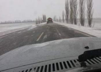 Дорожные службы Николаевской области за 3 дня высыпали на дороги 2130 тонн песчано-солевой смеси. Сегодня снова обещают метель