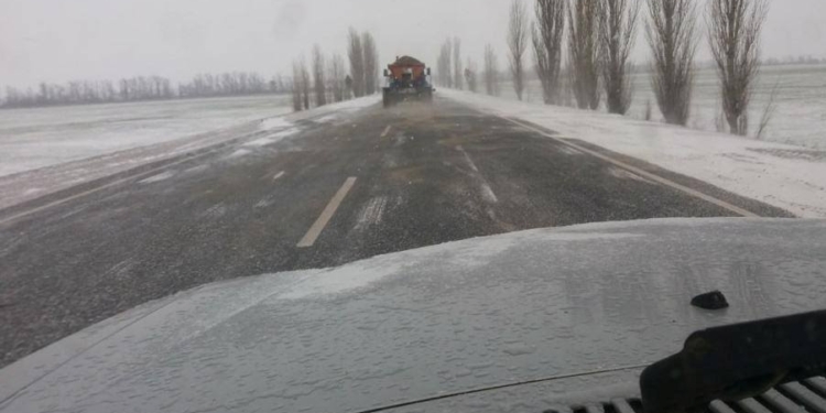 Дорожные службы Николаевской области за 3 дня высыпали на дороги 2130 тонн песчано-солевой смеси. Сегодня снова обещают метель