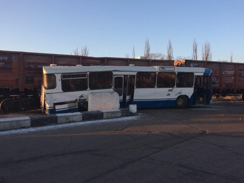 В морском торговом порту Черноморска поезд столкнулся с пассажирским автобусом 5