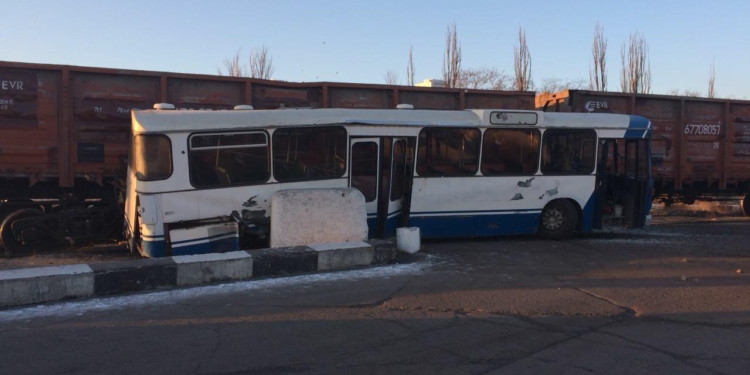 В морском торговом порту Черноморска поезд столкнулся с пассажирским автобусом