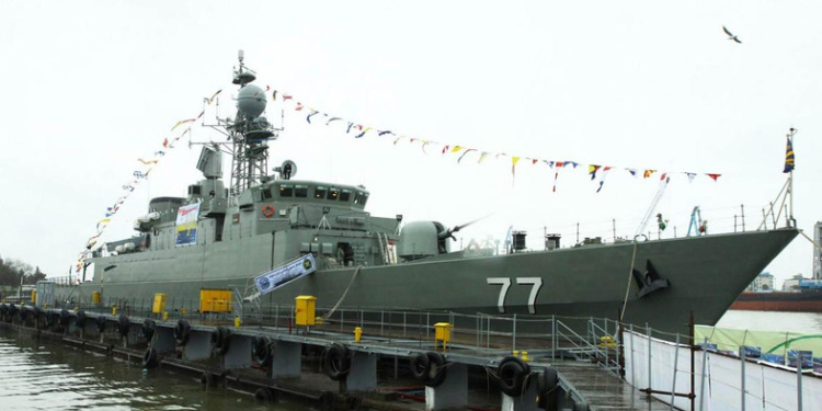 В Каспийском море разбился о волнорез иранский ракетный фрегат. Двое моряков пропали без вести