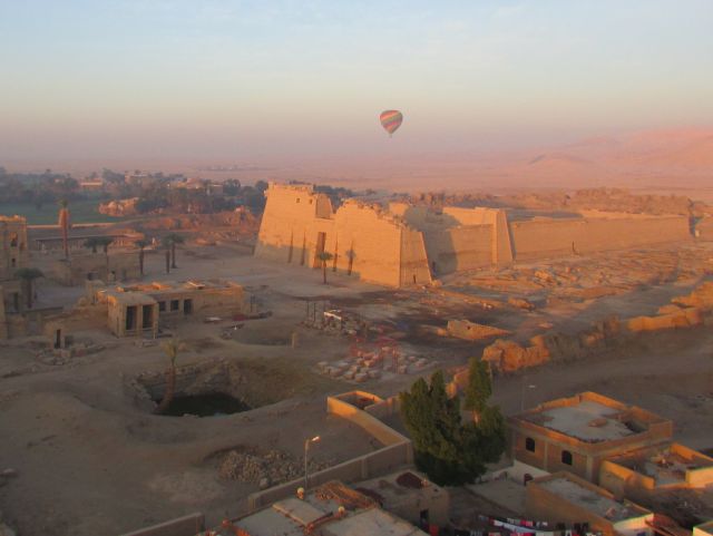 В Египте упал воздушный шар с туристами. Один погиб, 7 травмированы 1