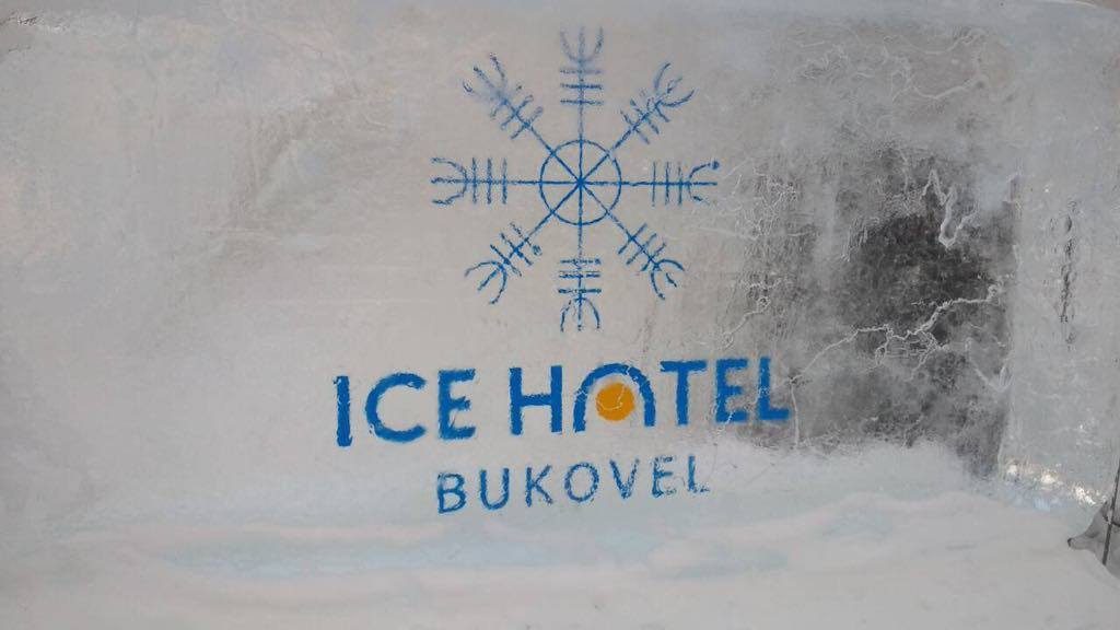 Снежная королева зимует в Карпатах - в Буковеле открыли ледяной отель 19