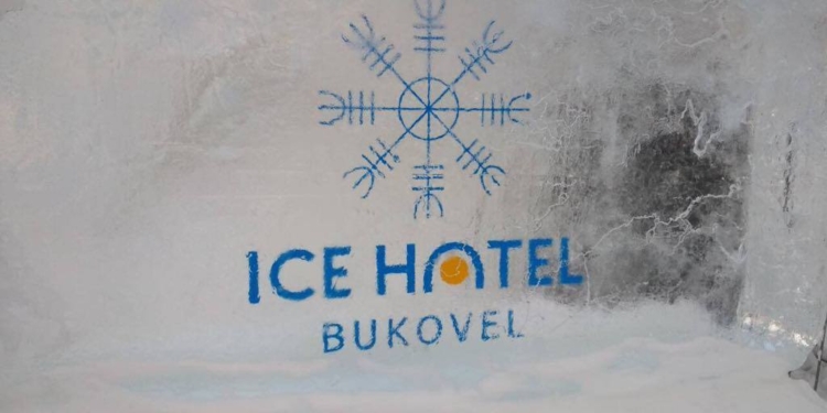Снежная королева зимует в Карпатах – в Буковеле открыли ледяной отель