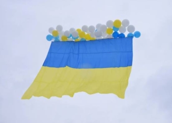 Привет с большой Родины. В День Соборности в оккупированный Луганск запустили флаг Украины