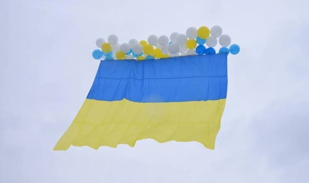 Привет с большой Родины. В День Соборности в оккупированный Луганск запустили флаг Украины