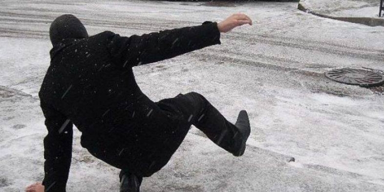 Дожили. Патрульная полиция в Николаеве потребовала от глав администраций районов немедленно избавить тротуары от наледи