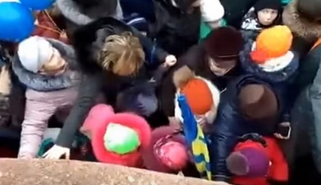 В РФ в толпе за подарками от Жириновского чуть не задавили ребенка