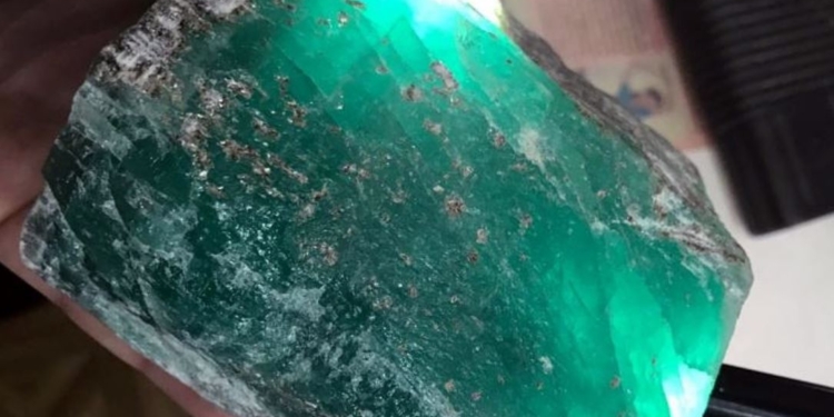 На Урале нашли изумруд весом более 1,6 кг