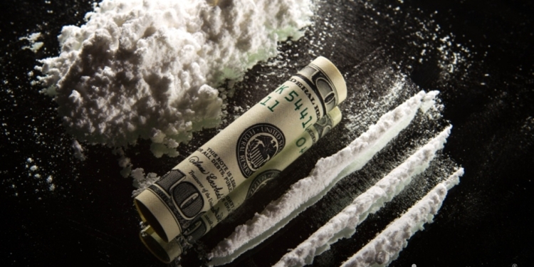 Дармовщина до добра не доводит: в Австралии туристы приняли за кокаин белый порошок из чужого пакета: трое еще в реанимации