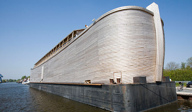 Ураган оторвал от берега Ноев ковчег в Нидерландах. Он протаранил несколько катеров