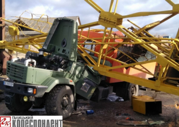 В Ивано-Франковской области стройкран упал на грузовик, есть жертвы