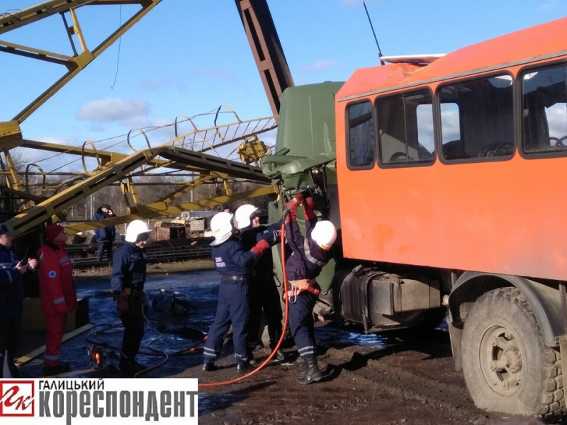 В Ивано-Франковской области стройкран упал на грузовик, есть жертвы 2