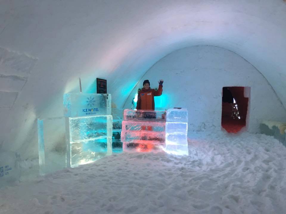 Снежная королева зимует в Карпатах - в Буковеле открыли ледяной отель 11