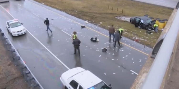 В США инкассаторская машина попала в ДТП – всю дорогу засыпало деньгами