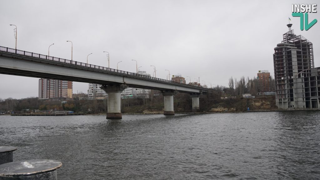 В Николаеве из-за шторма перекрыли Ингульский и Варваровский мосты для грузовиков 1