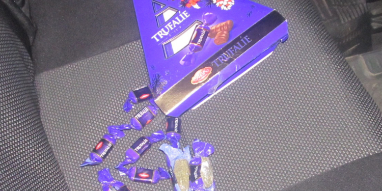 В Одесской области пограничникам достались конфетки с сюрпризом – гражданин Молдовы так упаковал марихуану