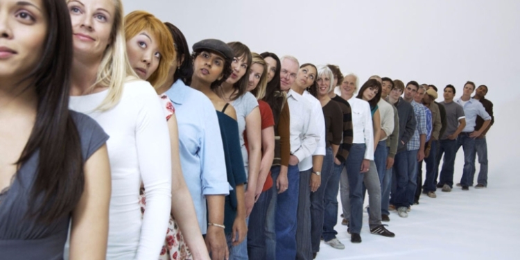 Кто здесь крайний: ученые выяснили, почему люди переходят из очереди в очередь