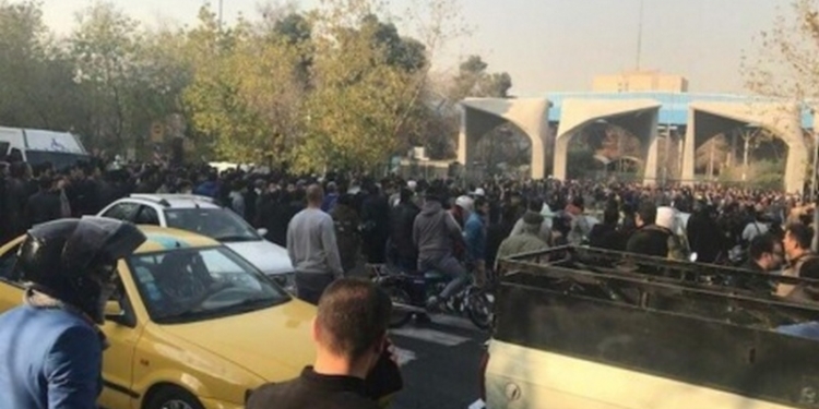 Число погибших в протестах в Иране выросло до 12 человек