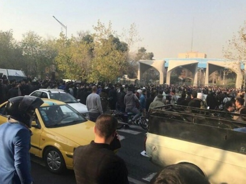 Число погибших в протестах в Иране выросло до 12 человек 1