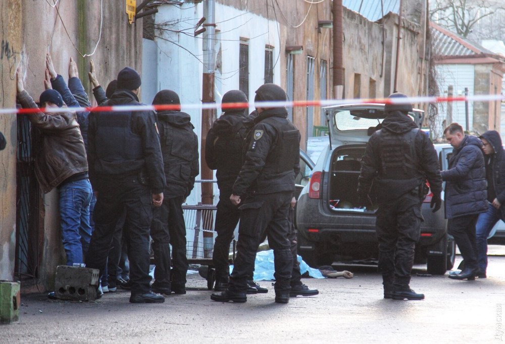 В Одессе спецоперация по задержанию вооруженных преступников. Одного застрелили, ранены 3 полицейских 1