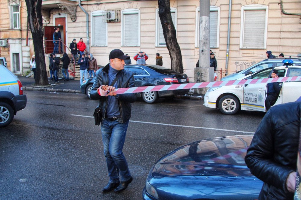 В Одессе спецоперация по задержанию вооруженных преступников. Одного застрелили, ранены 3 полицейских 3