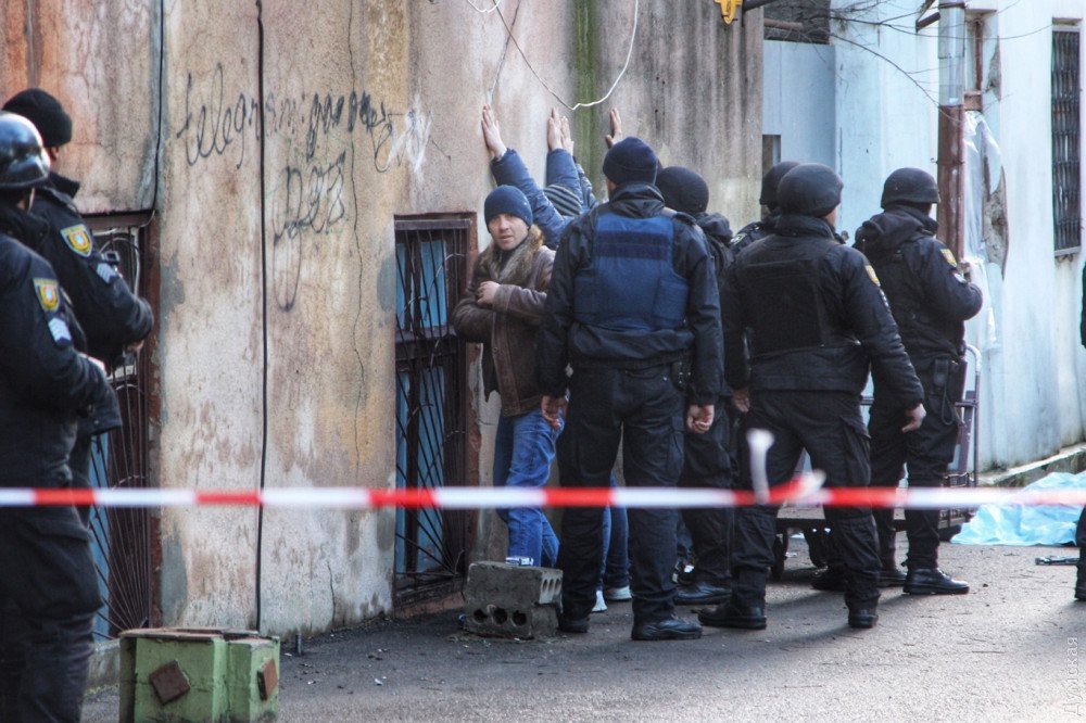 В Одессе спецоперация по задержанию вооруженных преступников. Одного застрелили, ранены 3 полицейских 5