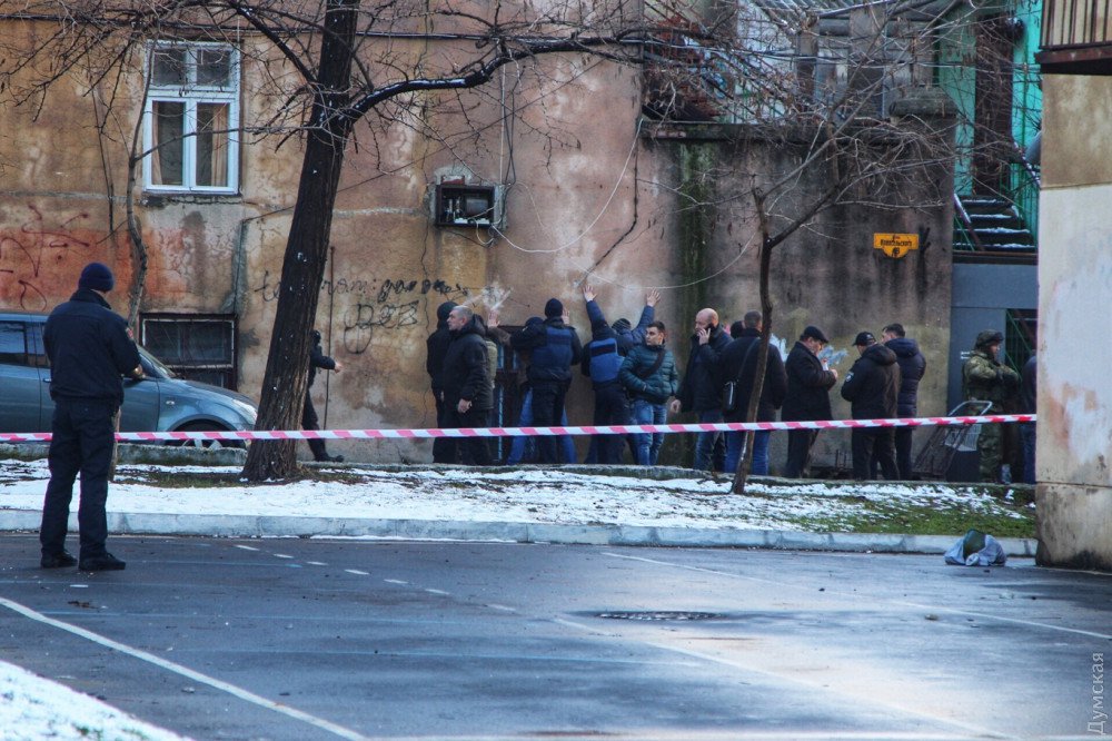 В Одессе спецоперация по задержанию вооруженных преступников. Одного застрелили, ранены 3 полицейских 15