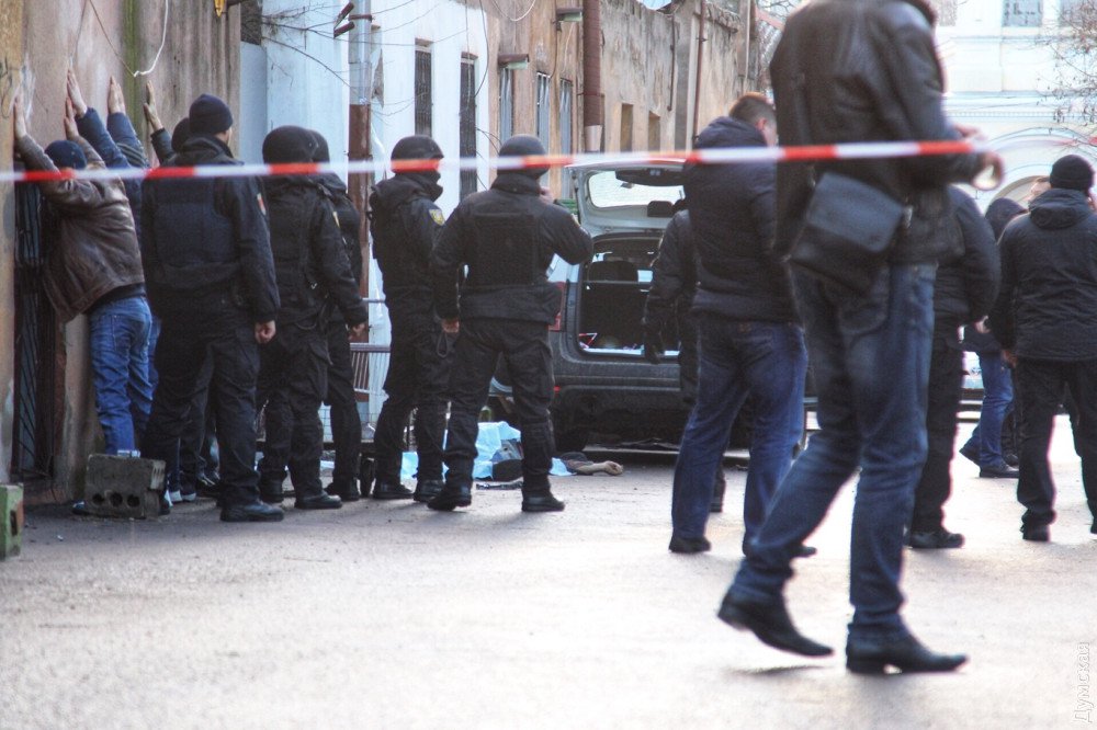 В Одессе спецоперация по задержанию вооруженных преступников. Одного застрелили, ранены 3 полицейских 13