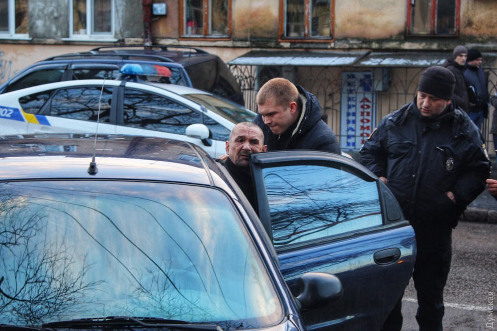 В Одессе спецоперация по задержанию вооруженных преступников. Одного застрелили, ранены 3 полицейских 11