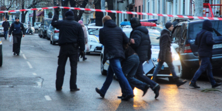 В Одессе спецоперация по задержанию вооруженных преступников. Одного застрелили, ранены 3 полицейских