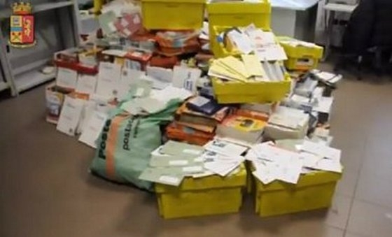 У итальянского почтальона нашли полтонны недоставленных писем