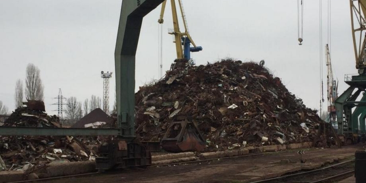 В одном из портов Николаевщины в новогоднюю ночь пытались незаконно отправить на экспорт 3 тыс.тонн металлолома