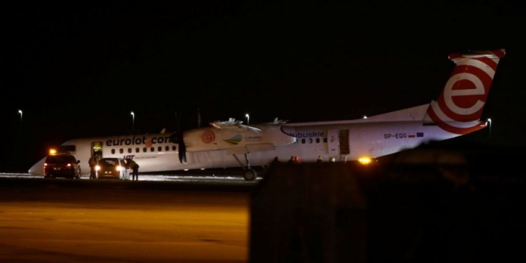 В Польше пассажирский самолет совершил аварийную посадку без переднего шасси