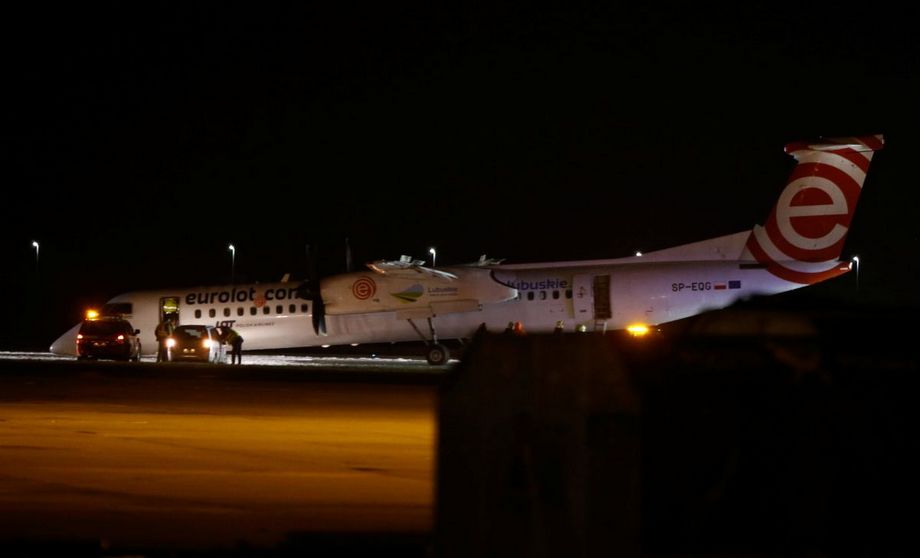 В Польше пассажирский самолет совершил аварийную посадку без переднего шасси 1