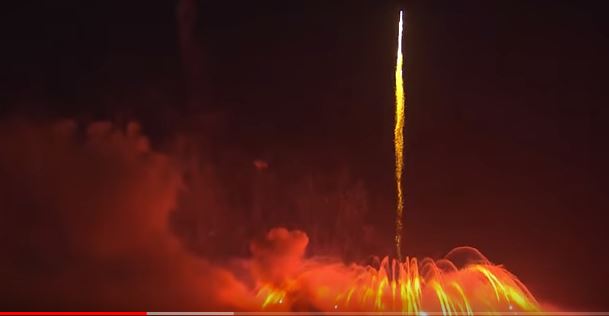 Официальный самый большой фейерверк в мире "бахнули" 31 декабря в ОАЭ - видео 1