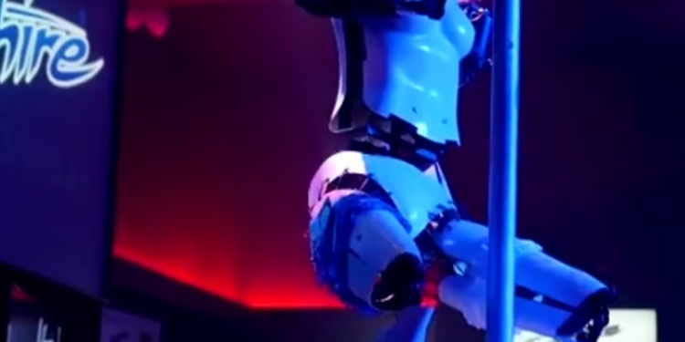 В США  роботы  станцевали стриптиз –  посетители остались не в восторге