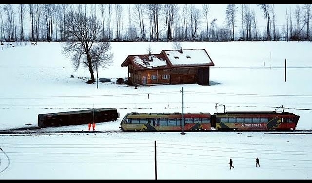 В Швейцарии ураган снес поезд с рельсов: видео
