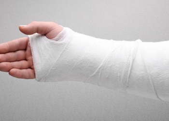 В Ингульском районе Николаева во время рейда по стихийной торговле проверяющей сломали руку