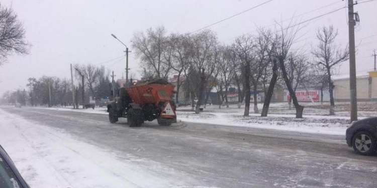 Чтобы обеспечить сегодня проезд по всем дорогам Николаевщины понадобилось 56 машин и 700 тон песка и соли
