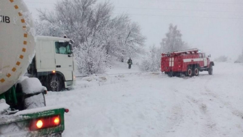 Спасатели Николаевщины высвободили из снежных ловушек 20 автомобилей 8
