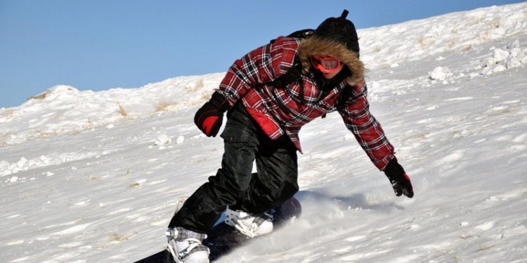 Появилось видео, как сноубордист-везунчик в Карпатах убежал от лавины