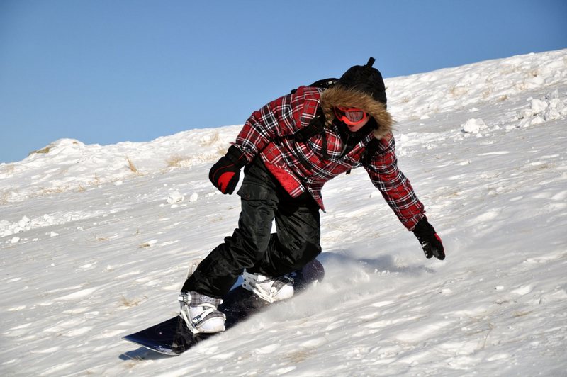 Появилось видео, как сноубордист-везунчик в Карпатах убежал от лавины 1