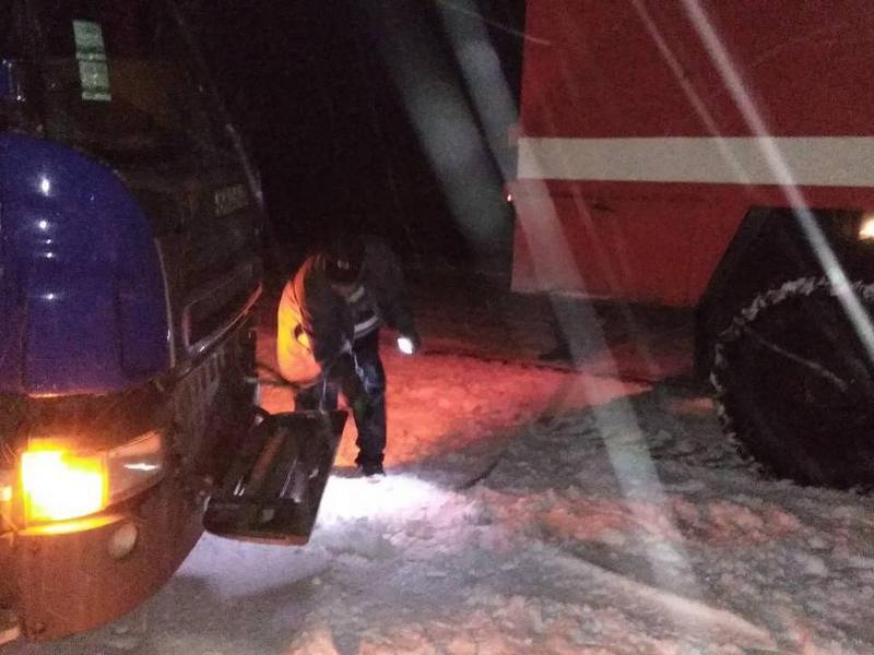 Гололед на дорогах и снежные заносы заставили спасателей Николаевщины поработать этой ночью 5