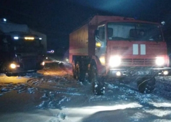 Гололед на дорогах и снежные заносы  заставили спасателей Николаевщины поработать этой ночью