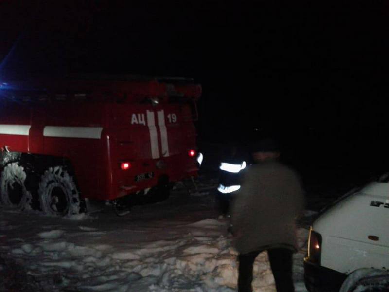 Гололед на дорогах и снежные заносы заставили спасателей Николаевщины поработать этой ночью 1