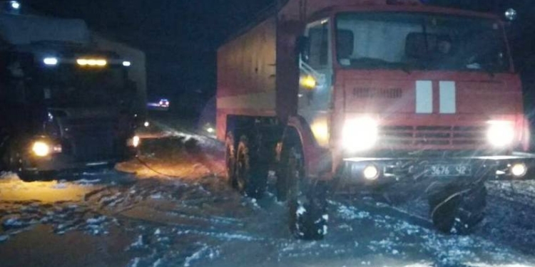 Гололед на дорогах и снежные заносы заставили спасателей Николаевщины поработать этой ночью